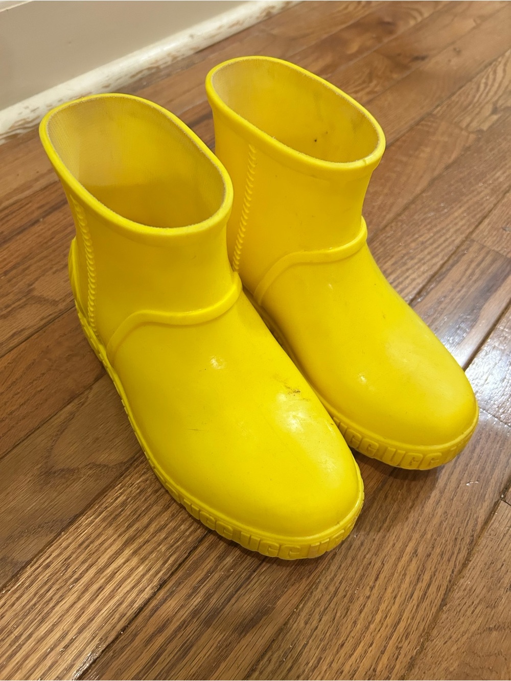 UGG Kids Yellow Rain Boots Size 1 Waterproof Rubber Ankle Boots